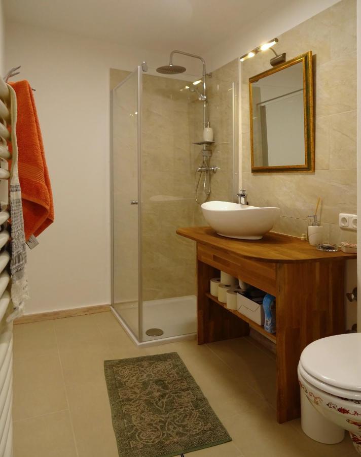 Homely Apartment In The Center With Garden View Gmunden Exteriör bild