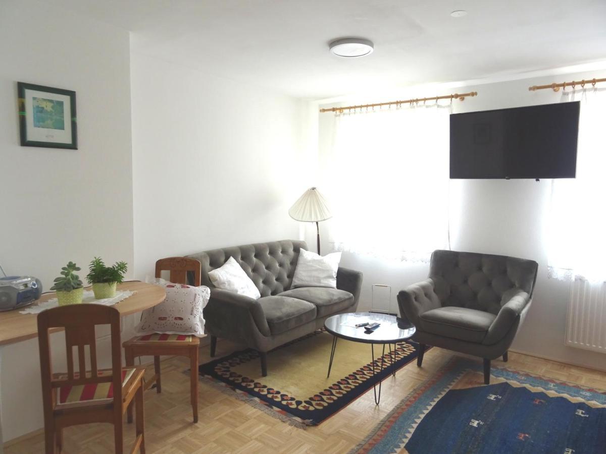 Homely Apartment In The Center With Garden View Gmunden Exteriör bild