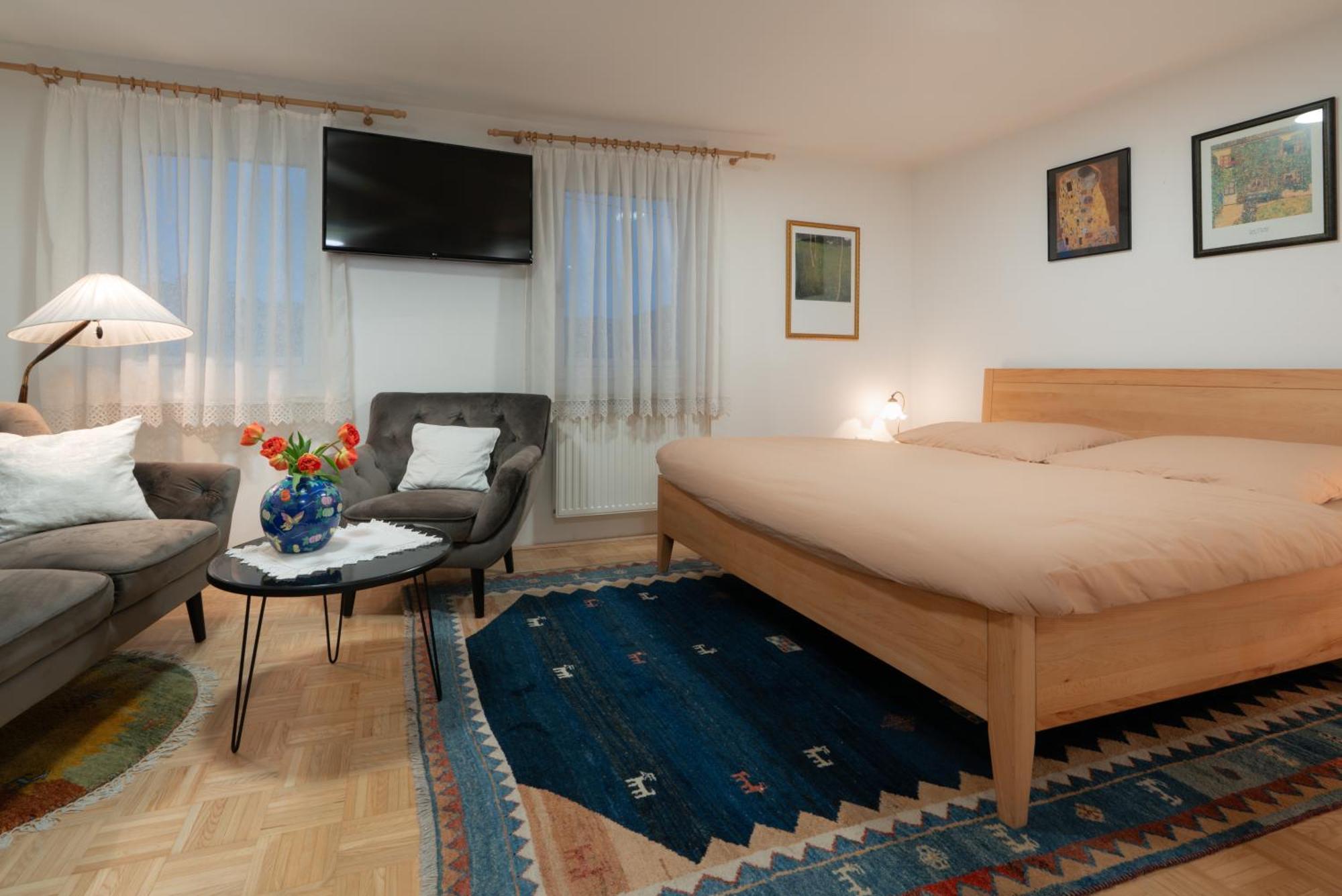 Homely Apartment In The Center With Garden View Gmunden Exteriör bild