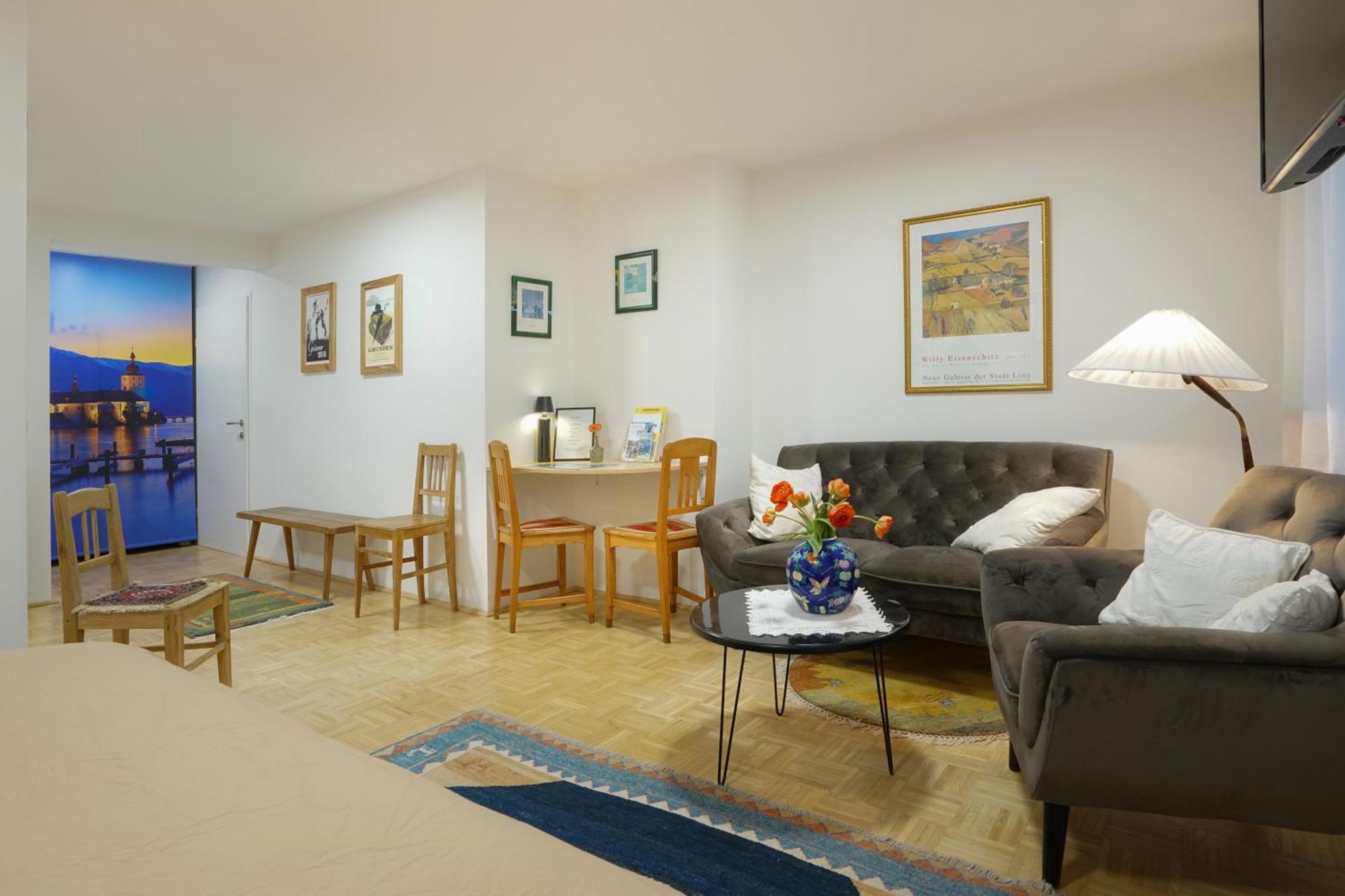 Homely Apartment In The Center With Garden View Gmunden Exteriör bild